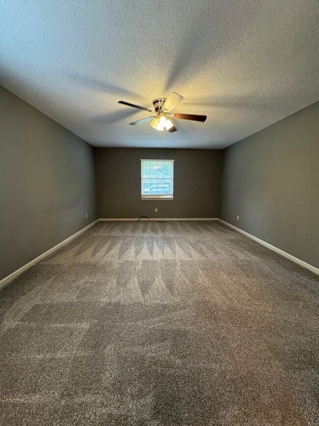 Building Photo - Spacious 3 bedroom 3 bath beautiful home w...