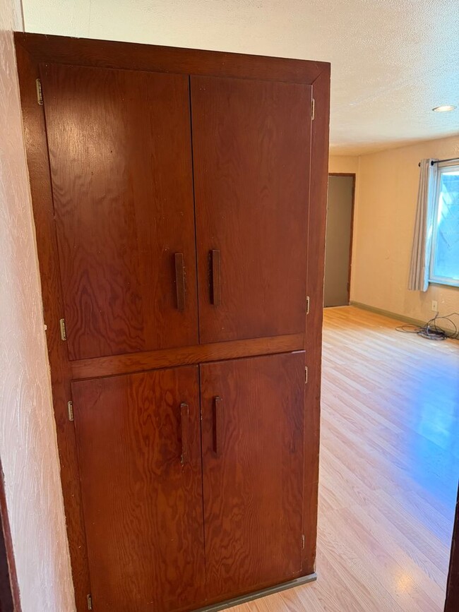 Building Photo - 1 bedroom, 1 bath duplex in Springfield!
