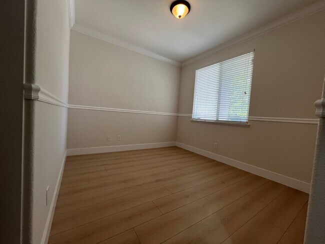 Building Photo - Gorgeous, Low Maintenace, Like new Home Cl...