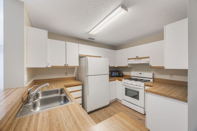 Building Photo - New Winter Garden Rental