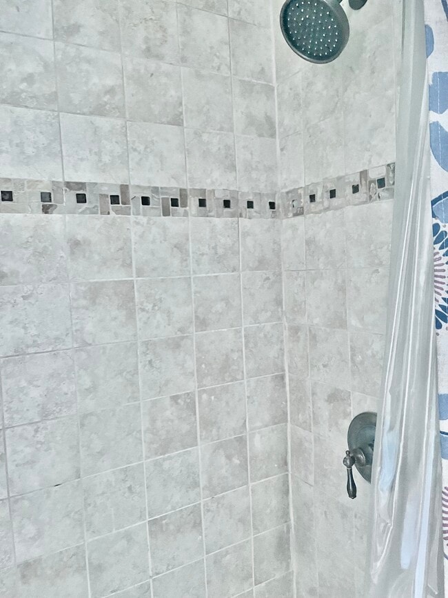 Building Photo - 8520 Lakewood Ave