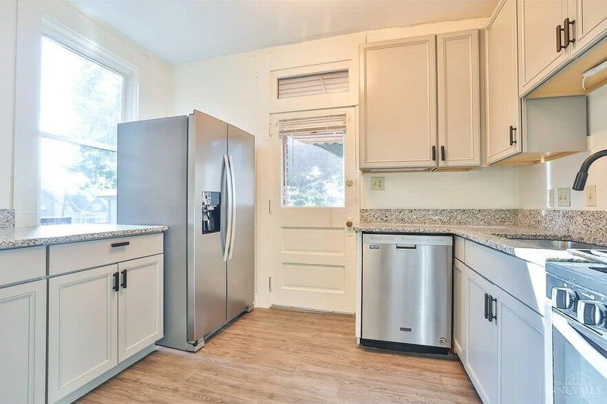 Building Photo - 2911 Robertson Ave