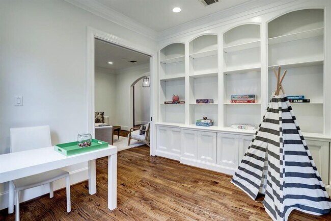 Building Photo - 2435 Stanmore Dr