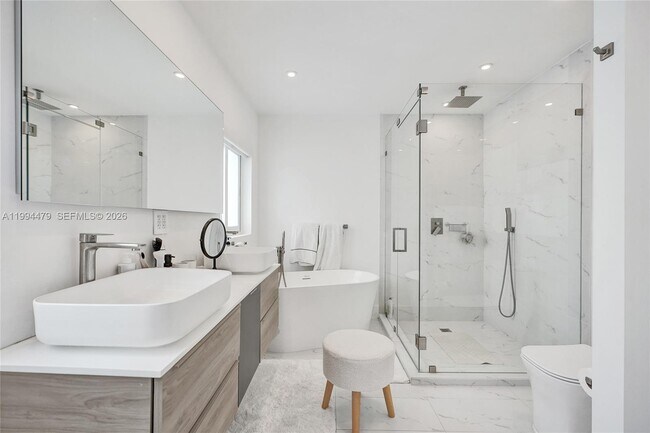 Building Photo - 12478 N Bayshore Dr