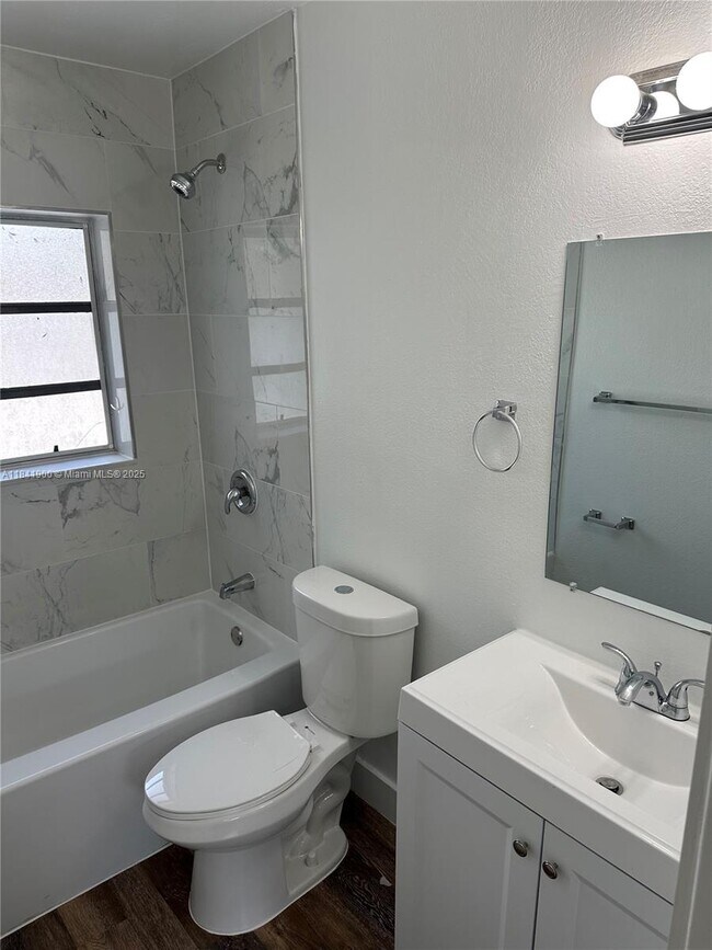 Building Photo - 3315 SW 15th Ave