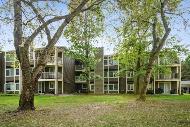 Building Photo - 7338 W Lake Sammamish Pky NE