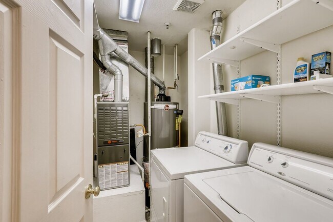 Building Photo - 1 MONTH FREE! Spacious & Light Filled 2-Be...