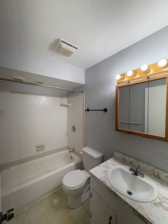 Building Photo - 4240 Crestview Dr