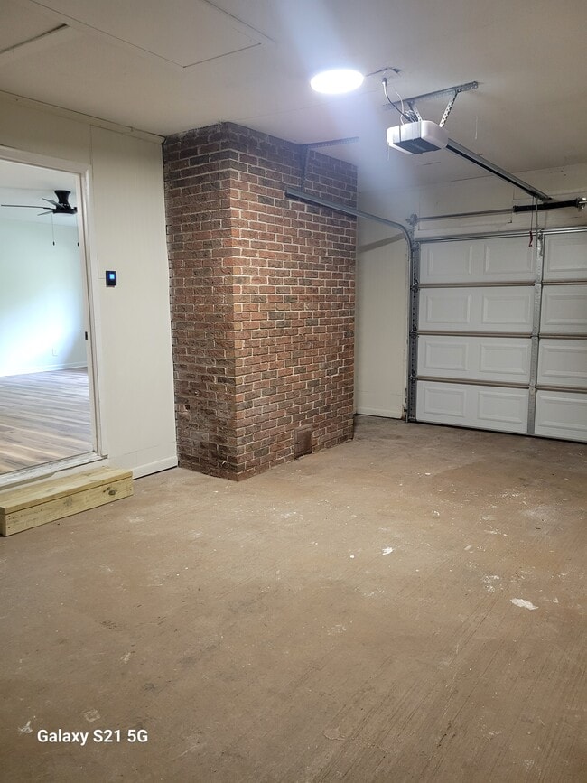 Building Photo - 214 Lakeshire Dr
