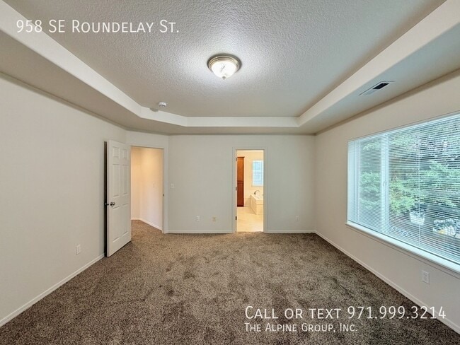 Building Photo - 958 SE Roundelay St