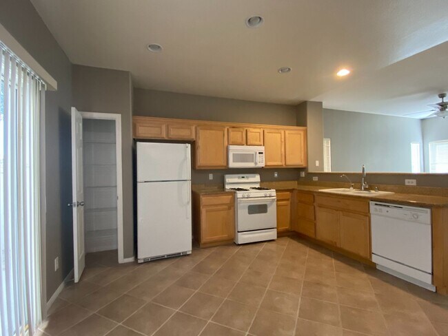 Building Photo - 2 Story 2 brm 2 1/2 bath 1 car garage home