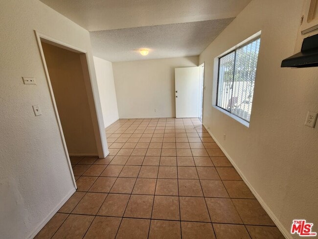 Building Photo - 807 E Vernon Ave