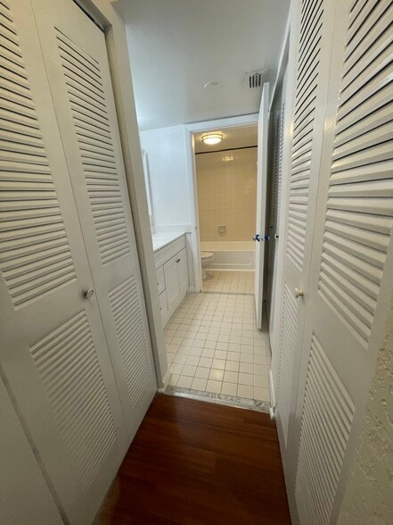 Building Photo - 2803 N Oakland Forest Dr