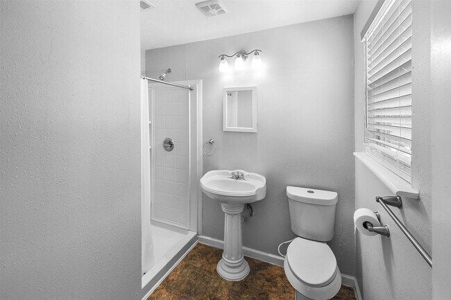 Building Photo - 16766 Lake Cir