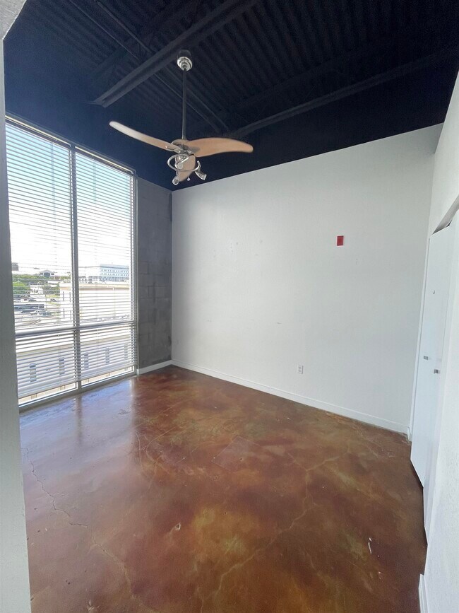 Building Photo - 420 N Adams St