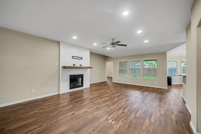 Building Photo - 3005 Gardencrest Ln