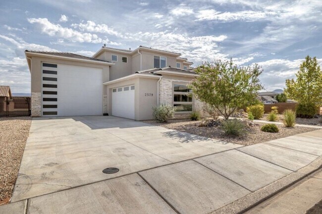 Building Photo - 2579 S Wilson Dr