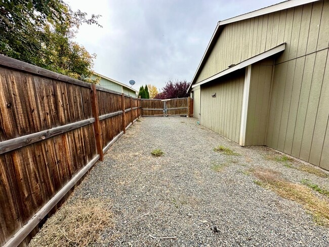 Building Photo - Charming 3 Bedroom Home