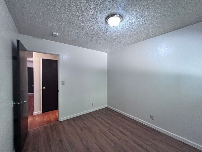 Building Photo - 955-957 Woodshire Way