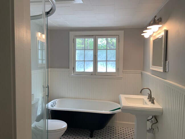 Building Photo - Adorable 2 Bedroom apartment located close to Downtown-1st floor unit