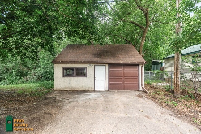 Building Photo - 2 Bedroom Home in Maplewood