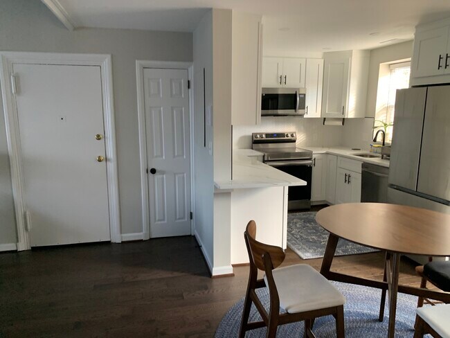 Building Photo - 2 Bed, 1 Bath Condo