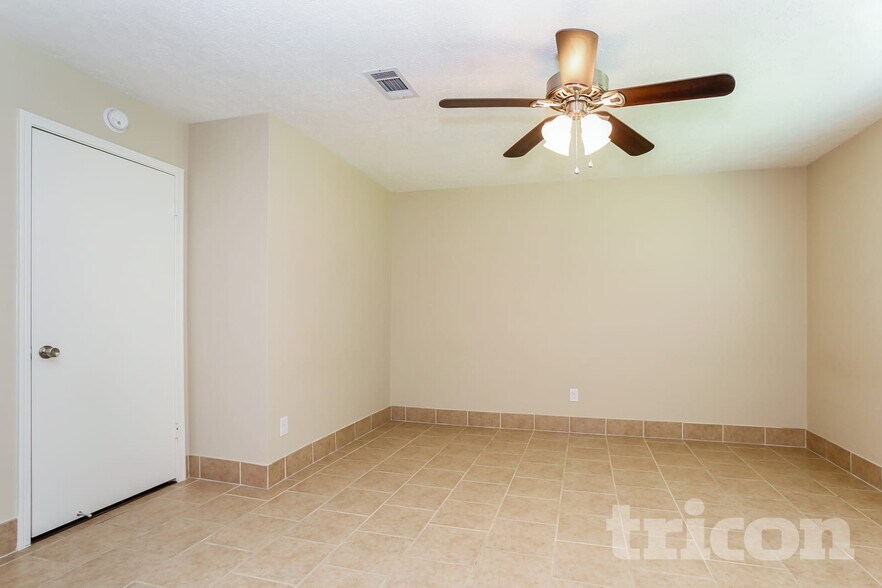 Building Photo - 7318 Foxway Ln