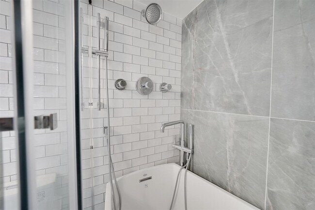 Building Photo - 2021 SE 10th Ave