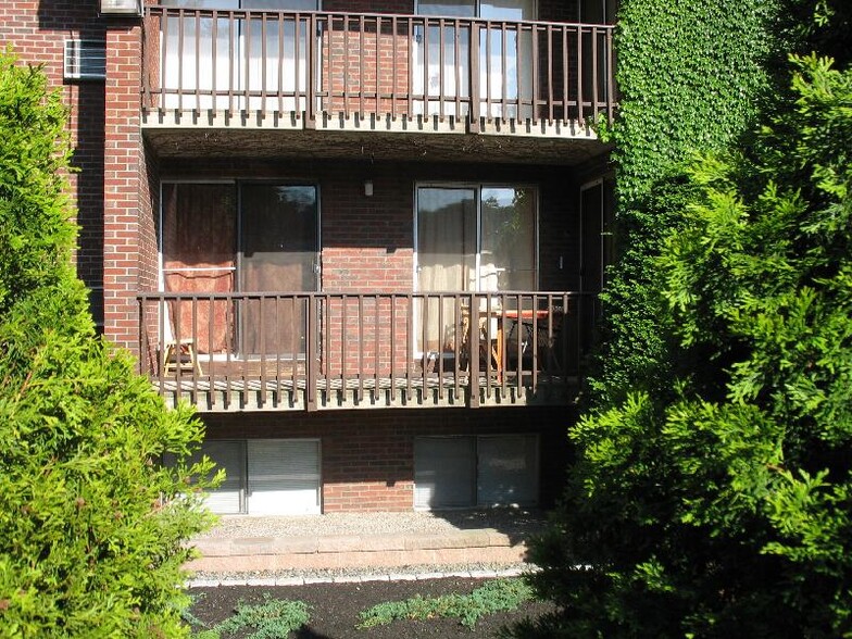 Building Photo - 140 Kenrick St