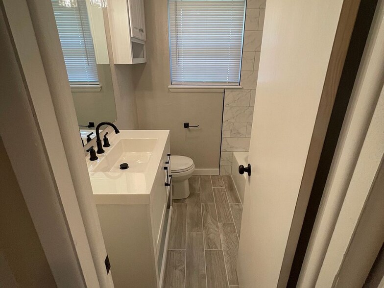 Building Photo - 1117 W Woodlane Dr