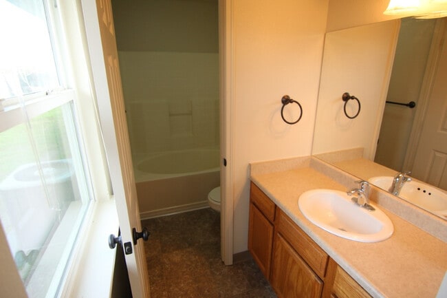 Building Photo - 3 Bedroom Home in Gated Lake California