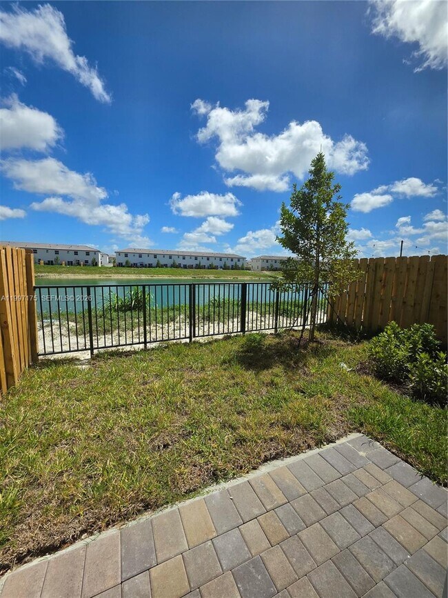 Building Photo - 2739 SE 25th Ave