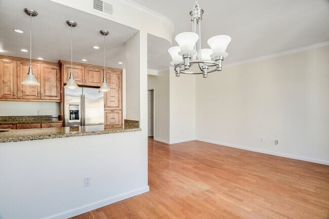 Building Photo - 2 bedroom 2 bathroom condo in Uptown District!