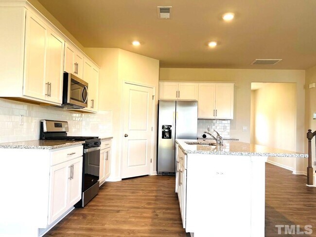 Building Photo - 5 Bedroom Single Family - Fuquay Varina
