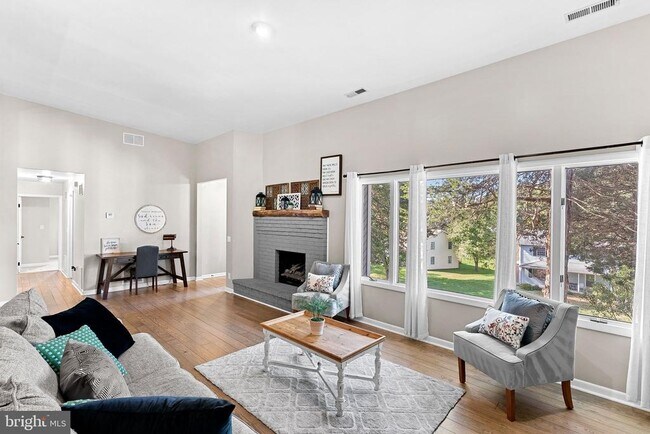 Building Photo - 862 Carrier Dr