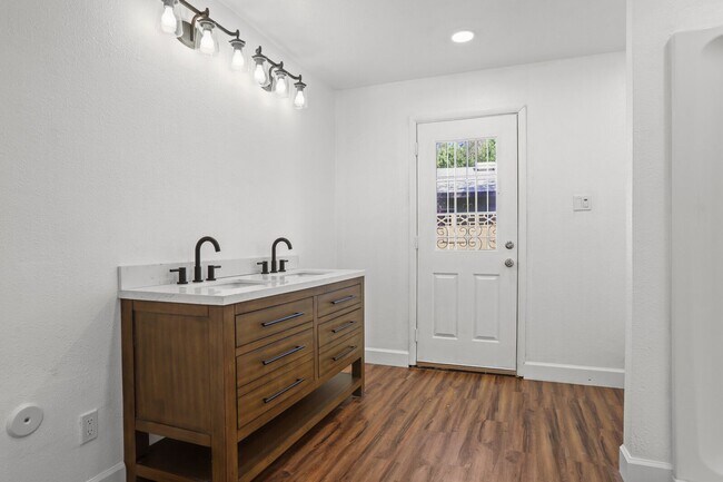 Building Photo - Prime ASU Location 5BR Home with Pool & Garage