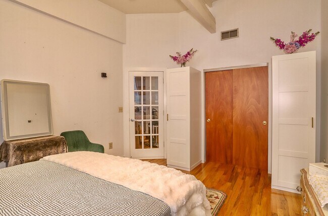 Building Photo - 1034 Clinton St