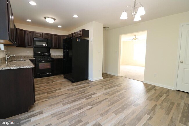 Building Photo - 120 Salerno Dr