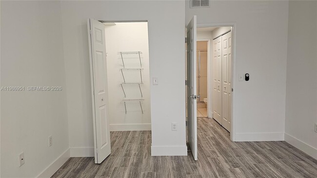 Building Photo - 8040 N Nob Hill Rd