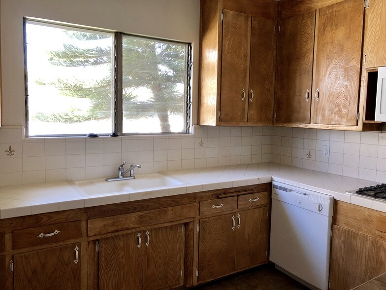 Building Photo - 943 19th St