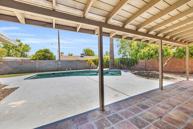 Building Photo - 6 Bedrooms, 3 Bath,  Pool CLOSE TO ASU (Rural & Broadway)