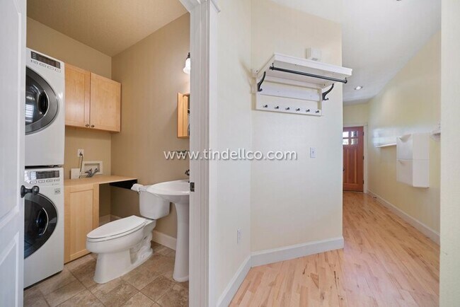 Building Photo - Amazing Eastmoreland Home Near Sellwood wi...