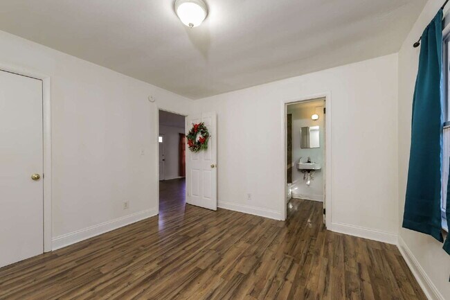 Building Photo - "Cozy 2-Bedroom Gem on Bond Street – Pet-Friendly Winston-Salem!"