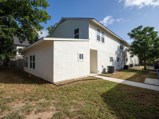Building Photo - 210 Mockingbird Ln W