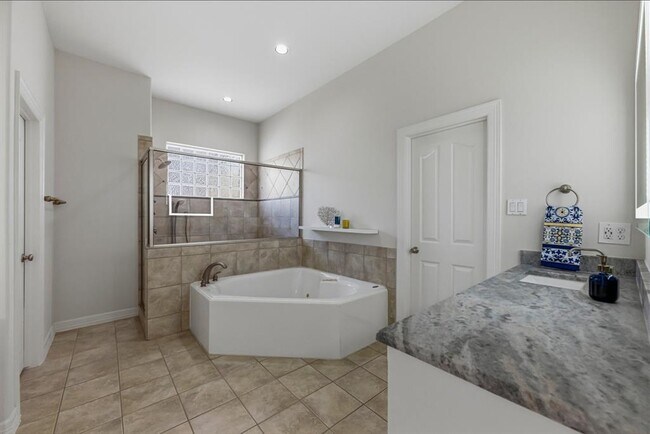 Building Photo - 13725 Madrone Mountain Way