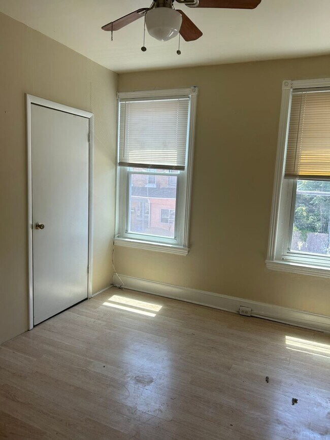 Building Photo - Germantown 2BR w/porch and yard