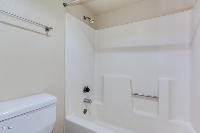 Building Photo - 4410 N Longview Ave