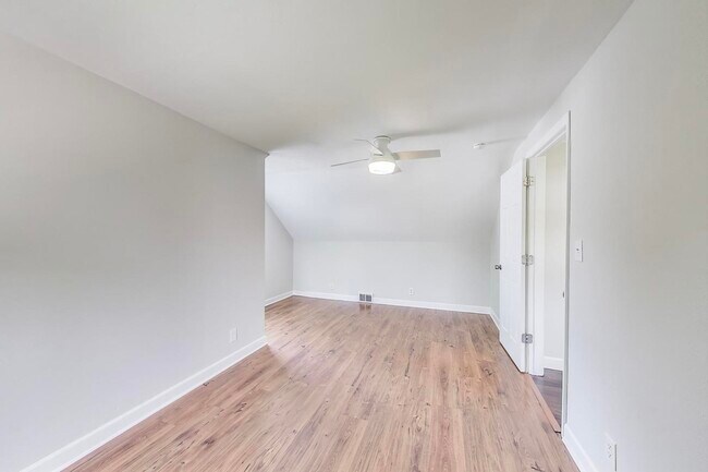 Building Photo - 950 N Haddow Ave