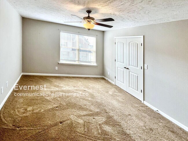 Building Photo - Charming 2BR Townhouse with Modern Comfort...