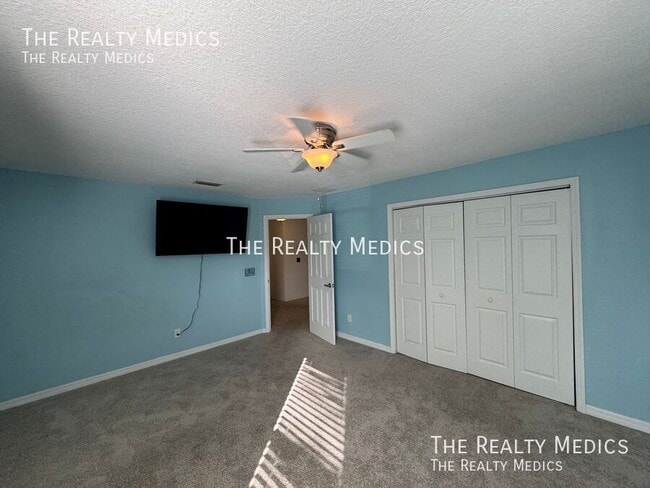 Building Photo - 1328 Karok St